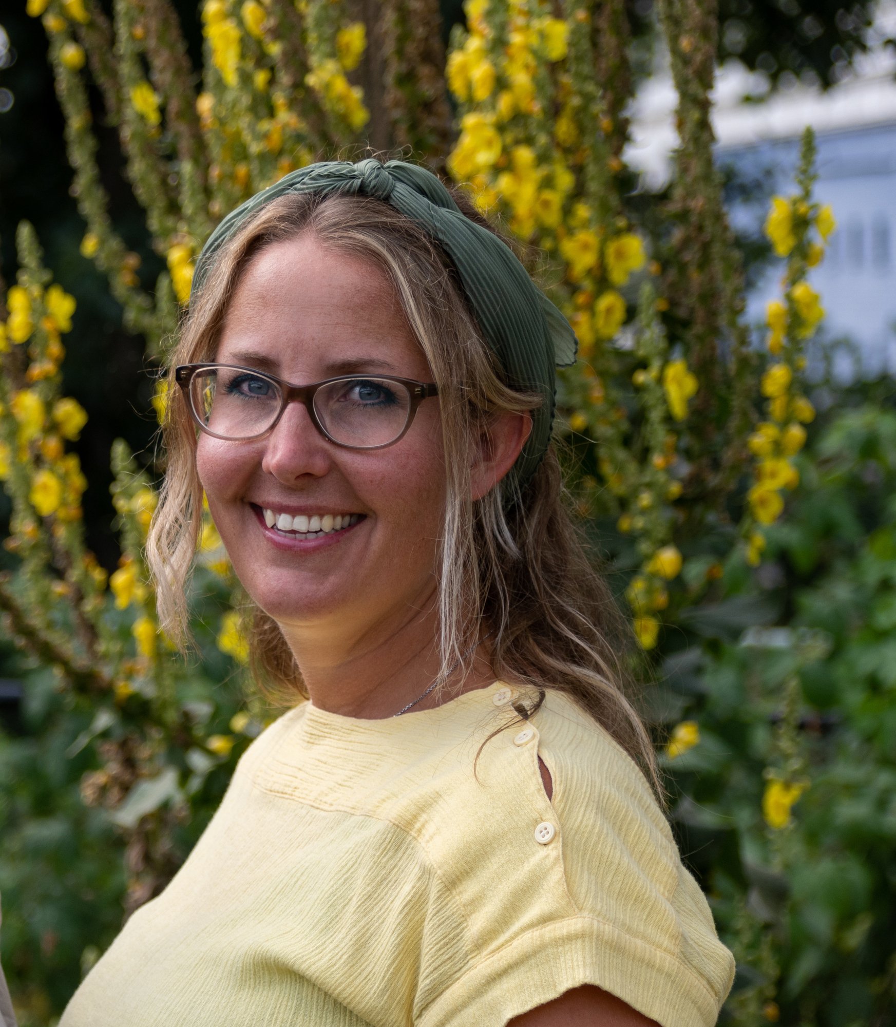 Iris, paardencoach, met haar paard in Poortugaal