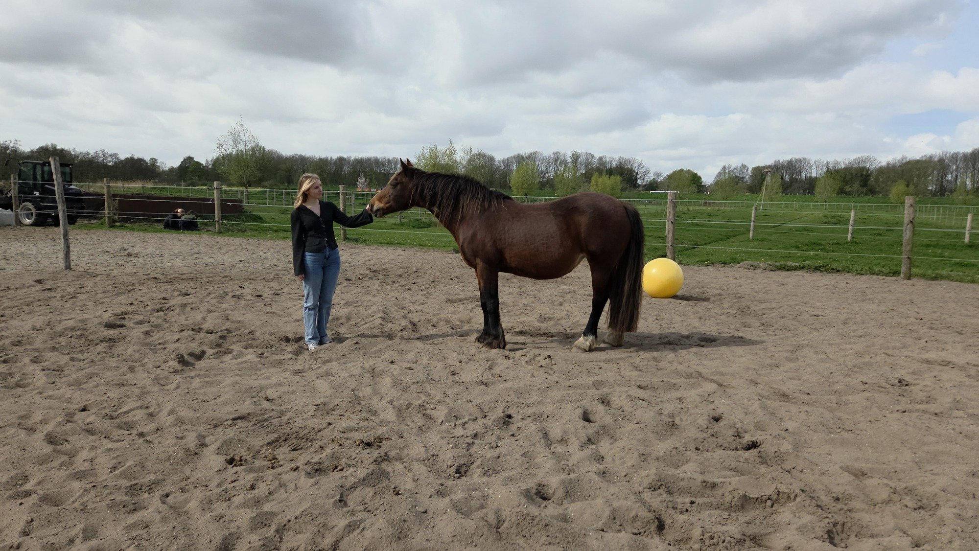 Iris met paard tijdens een coachingsessie