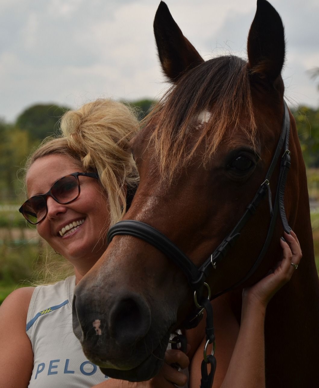 Iris, paardencoach, met haar paard
